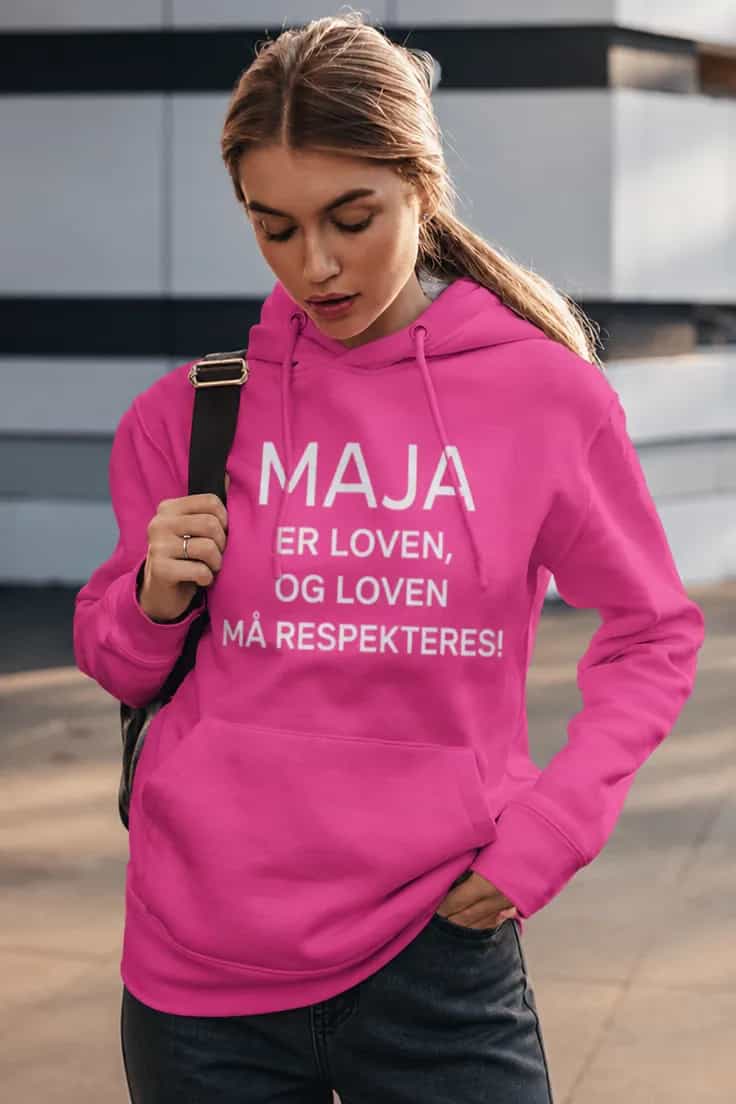 Genser jeg er loven med navn – MAJA ER LOVEN