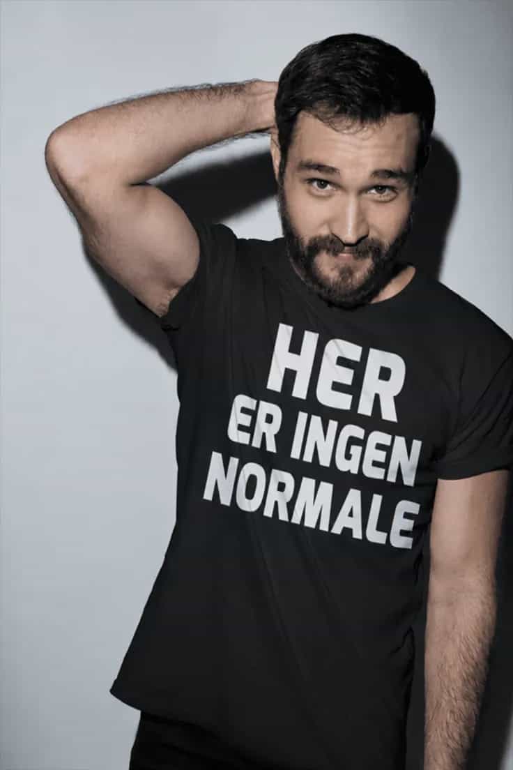 Morsom t-skjorte Ingen er normale – HER ER INGEN