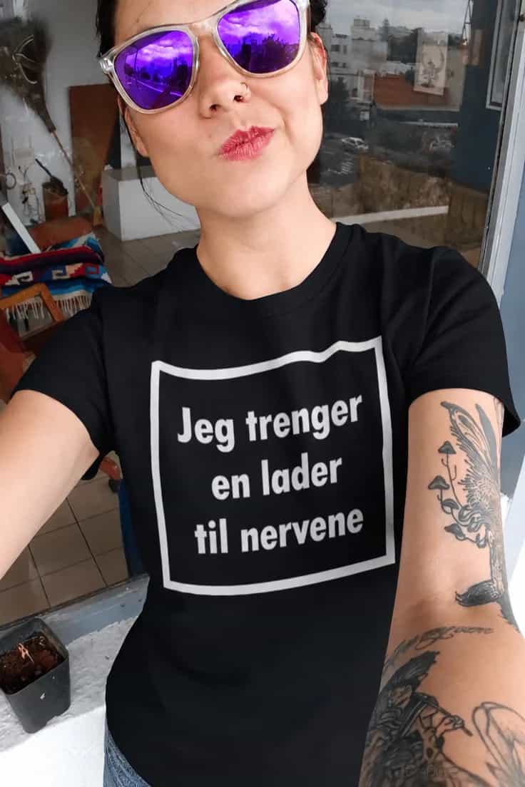 Morsom t-skjorte Lader for nervene – Jeg trenger