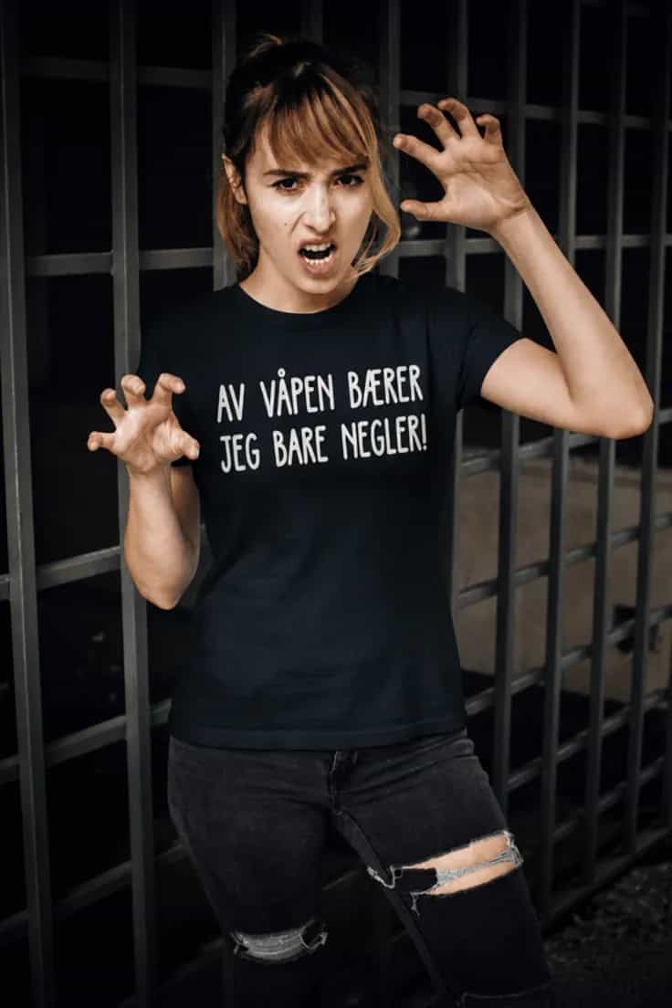 Morsom t-skjorte Negler som våpen | AV VÅPEN BÆRER