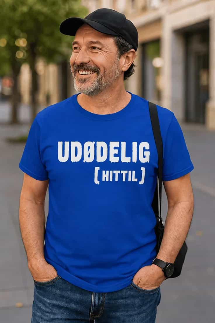 Morsom t-skjorte Udødelig hittil – UDØDELIG [HITTIL]