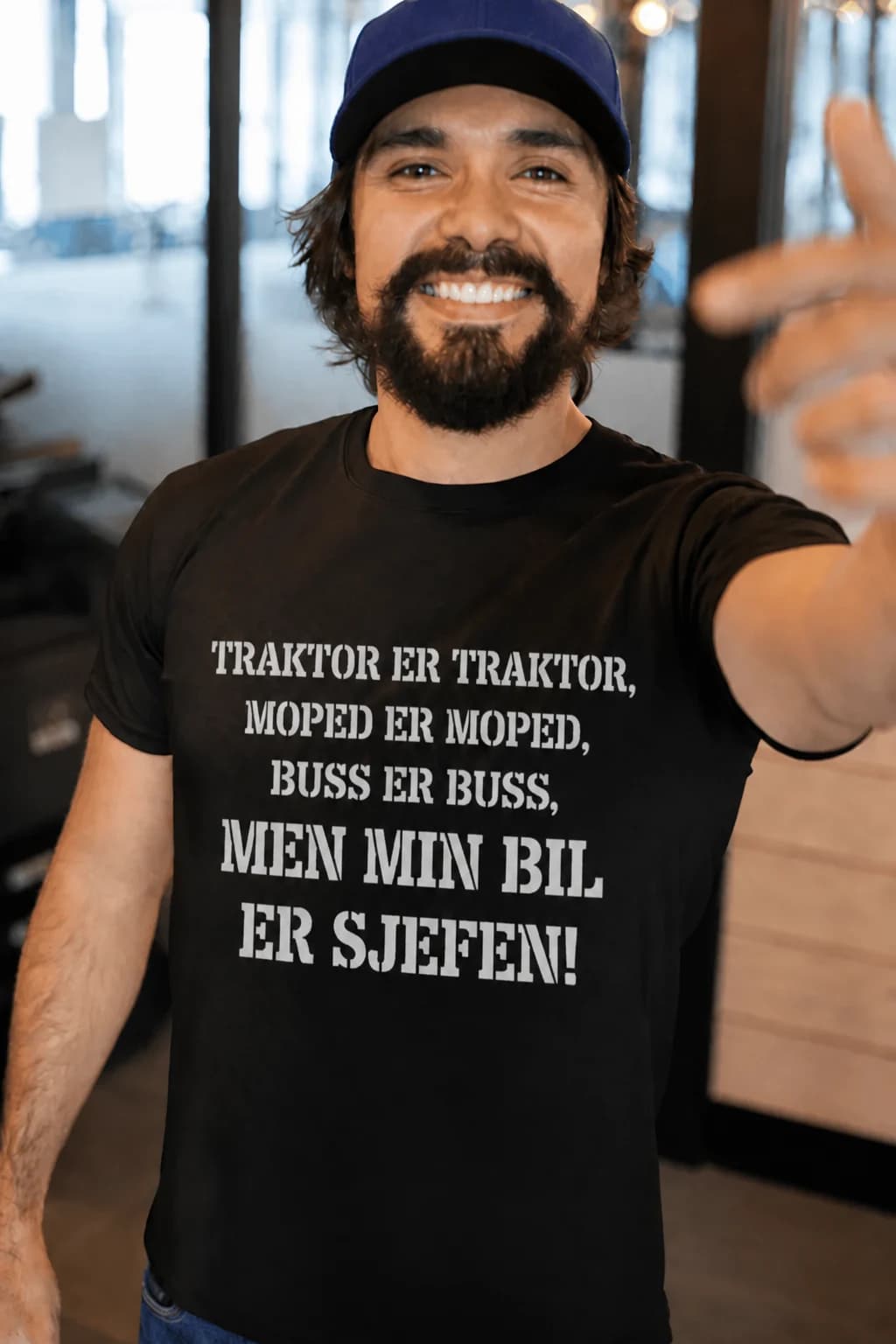 Mann i svart t-skjorte med teksten «… er sjefen!» og valgfri bil – personlig t-skjorte for bilentusiaster