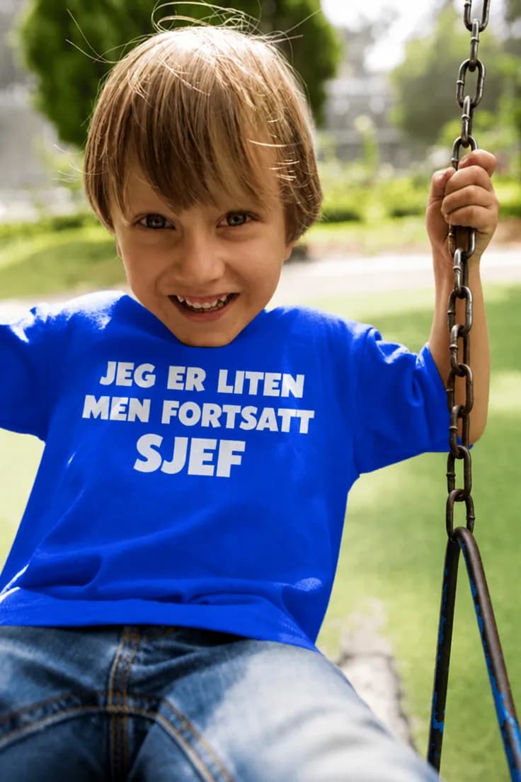 Barne t-skjorte Liten men sjef – JEG ER LITEN