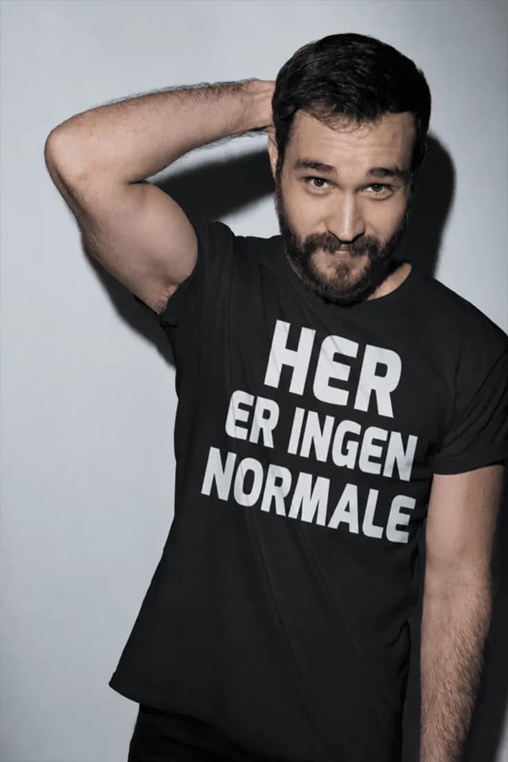 Morsom t-skjorte Ingen er normale – HER ER INGEN
