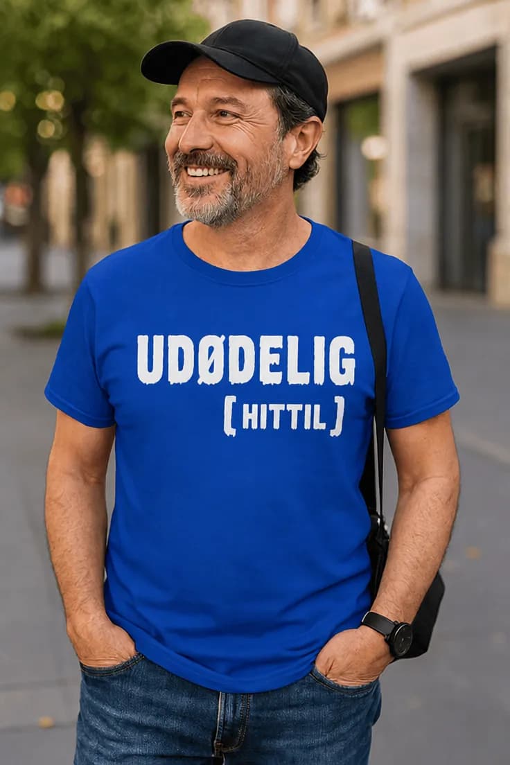 Morsom t-skjorte Udødelig hittil – UDØDELIG [HITTIL]