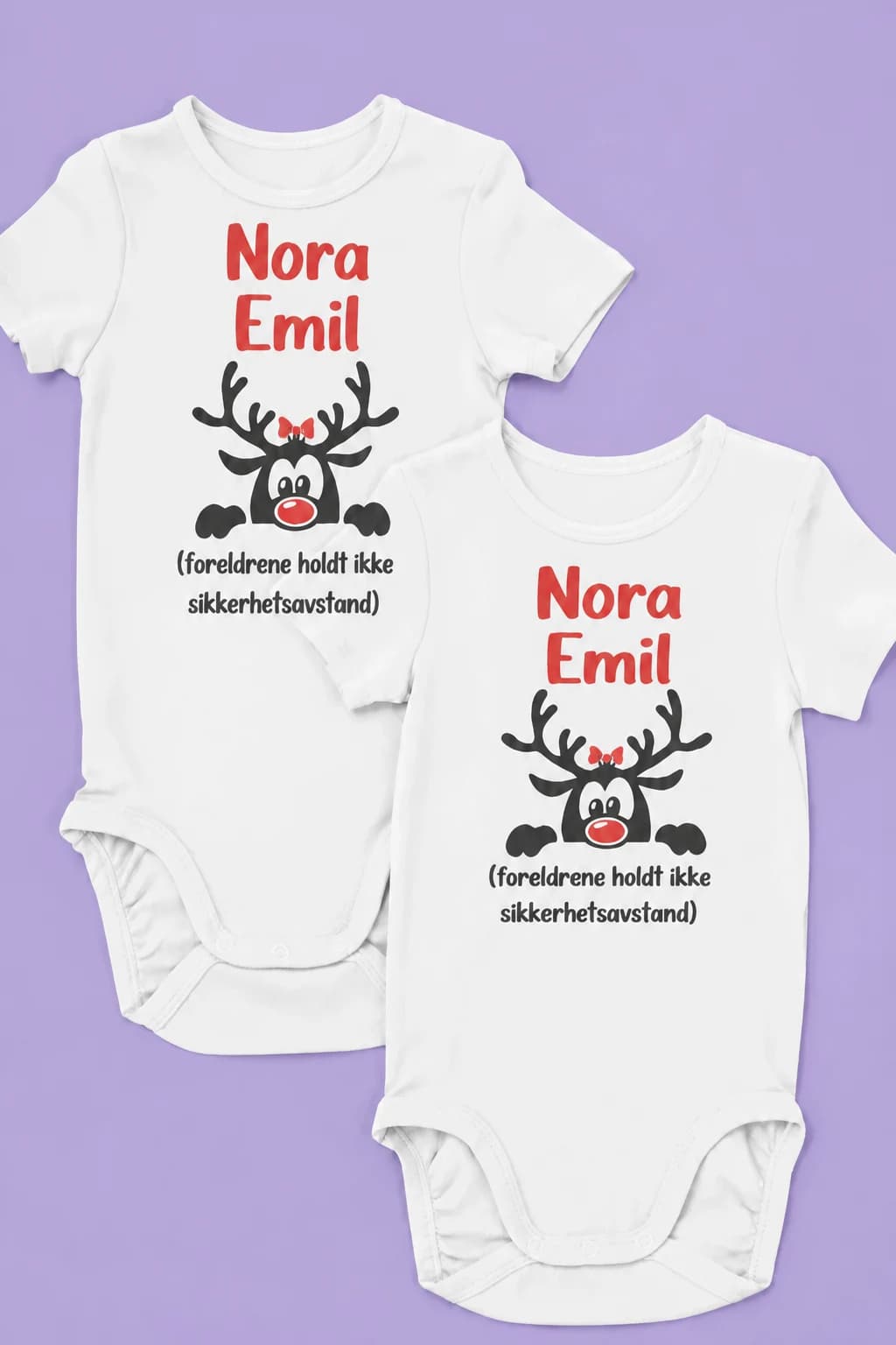 To hvite babybodyer med navn, reinsdyr og tekst «foreldrene holdt ikke sikkerhetsavstand»