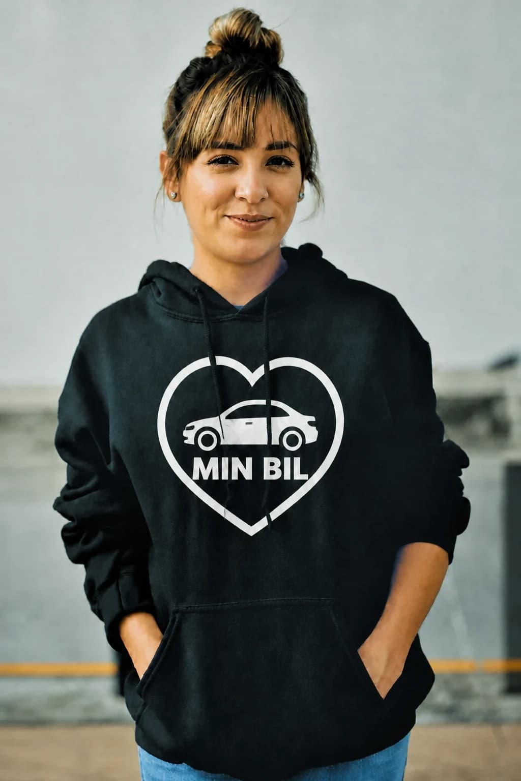 Svart hettegenser med hvitt hjerte og bilsilhuett med egen tekst, gave til bilentusiasten