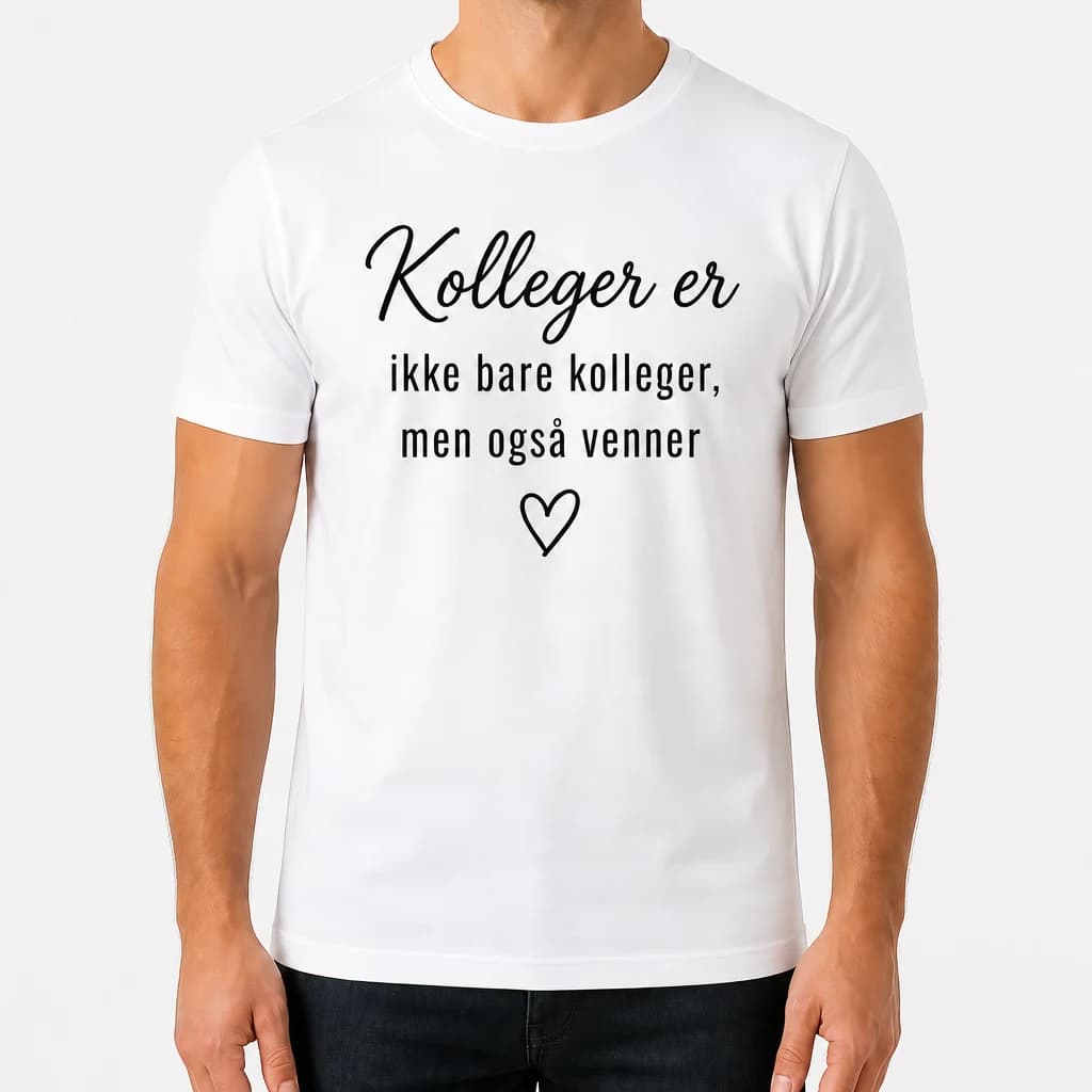 Hvit t-skjorte til kolleger med teksten «Kolleger er ikke bare kolleger, men også venner» og et hjerte