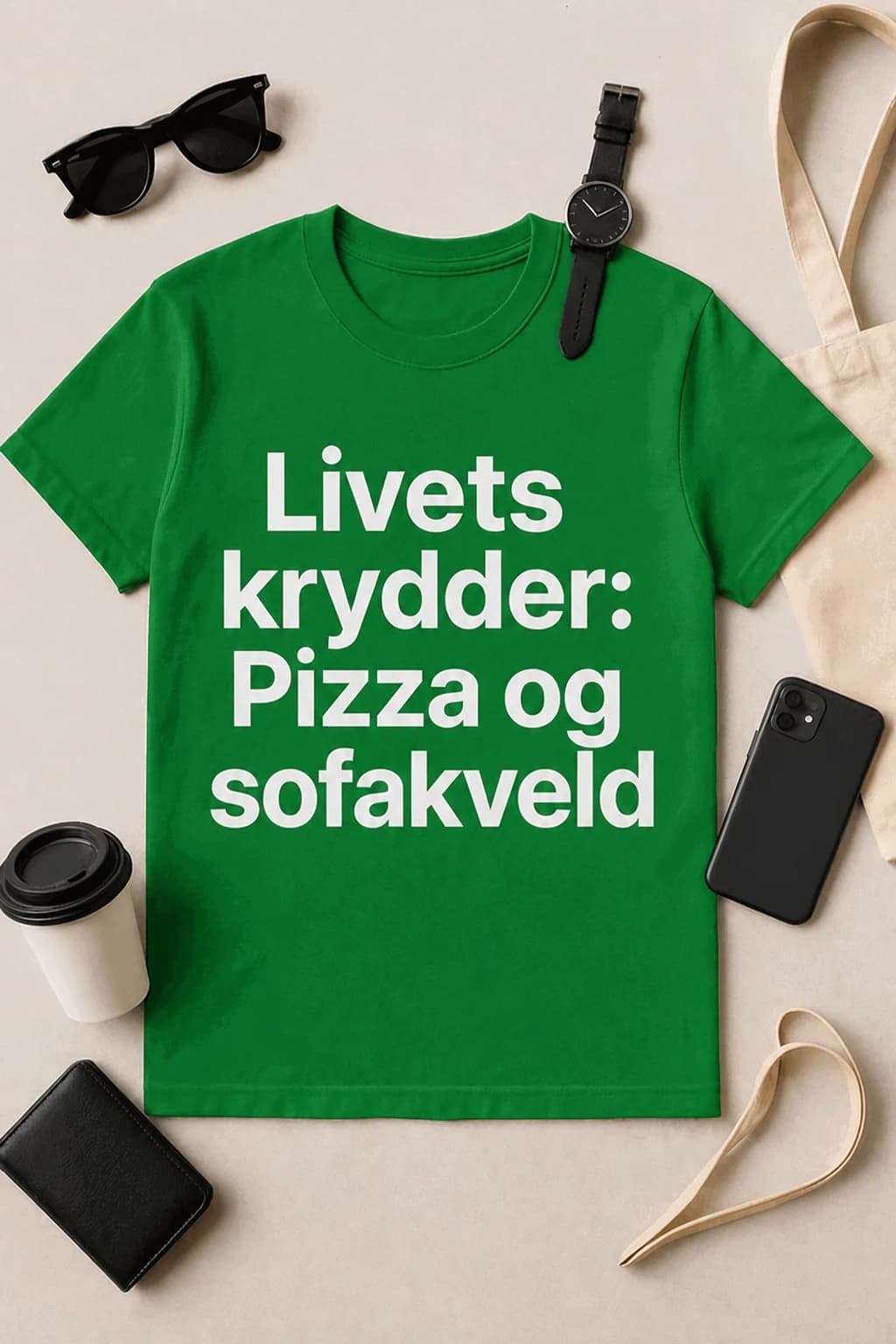 Grønn morsom t-skjorte med hvit tekst «Livets krydder: pizza og sofakveld» lagt flatt