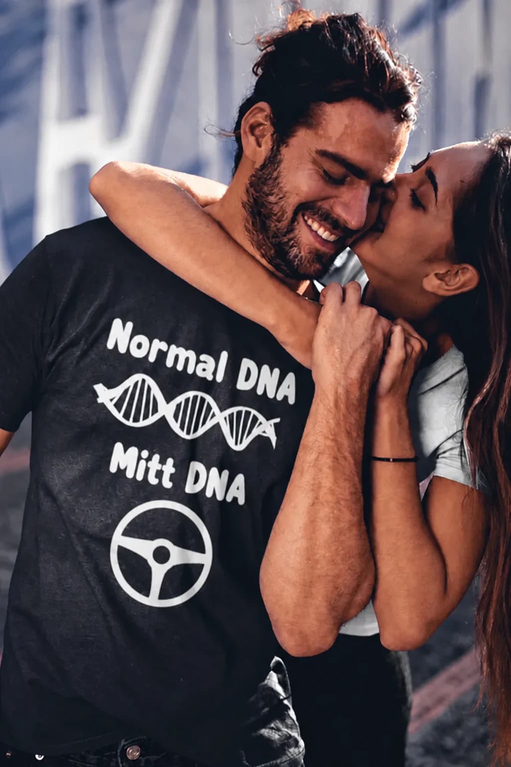 Mann i svart t-skjorte med teksten «Normal DNA» og «Mitt DNA» med bil – morsom t-skjorte for bilentusiaster