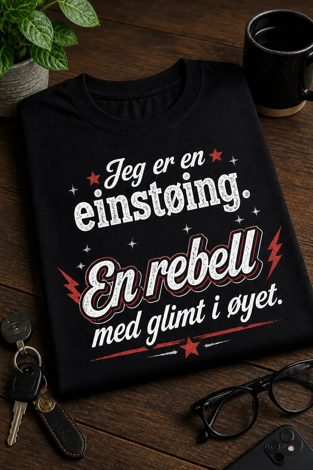 Svart morsom t-skjorte i retrostil med teksten «Jeg er en einstøing. En rebell med glimt i øyet»