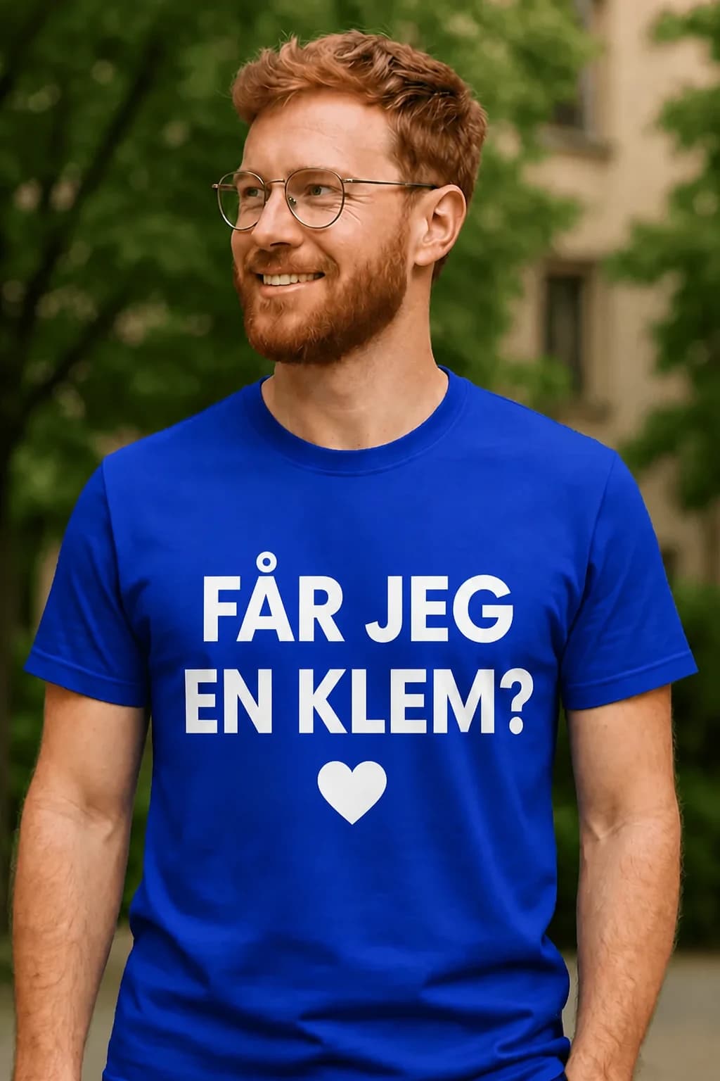 Kongeblå morsom t-skjorte med hvit tekst «Får jeg en klem?» og et lite hjerte på brystet