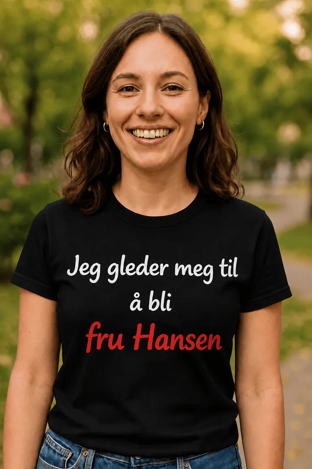 Svart t-skjorte med hvit tekst «Jeg gleder meg til å bli» og rødt «fru Hansen», t-skjorte til utdrikningslag for bruden