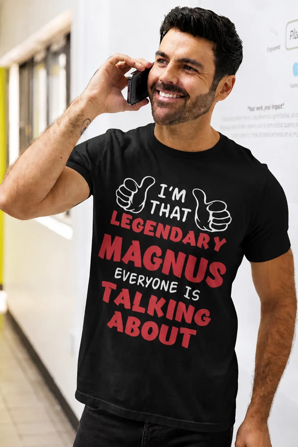 Smilende mann i svart personlig t-skjorte med navn og teksten «I'm that legendary … everyone is talking about»