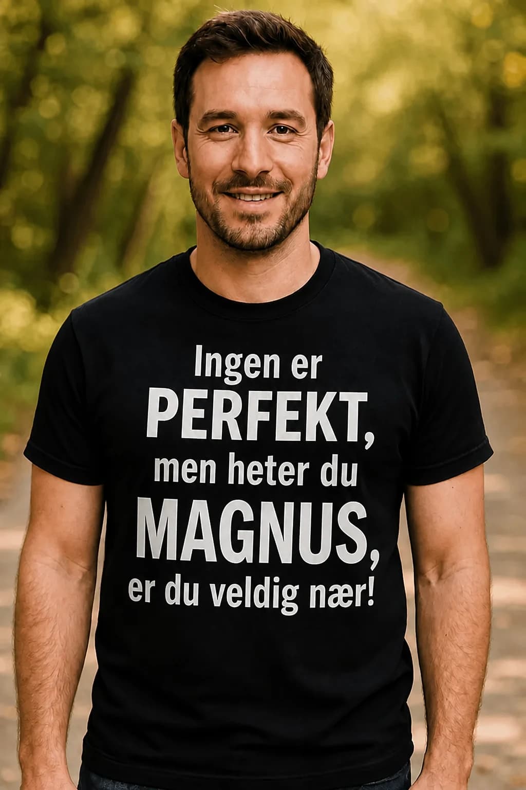 Mann i svart t-skjorte med navn og teksten «Ingen er perfekt, men heter du Magnus, er du veldig nær!»