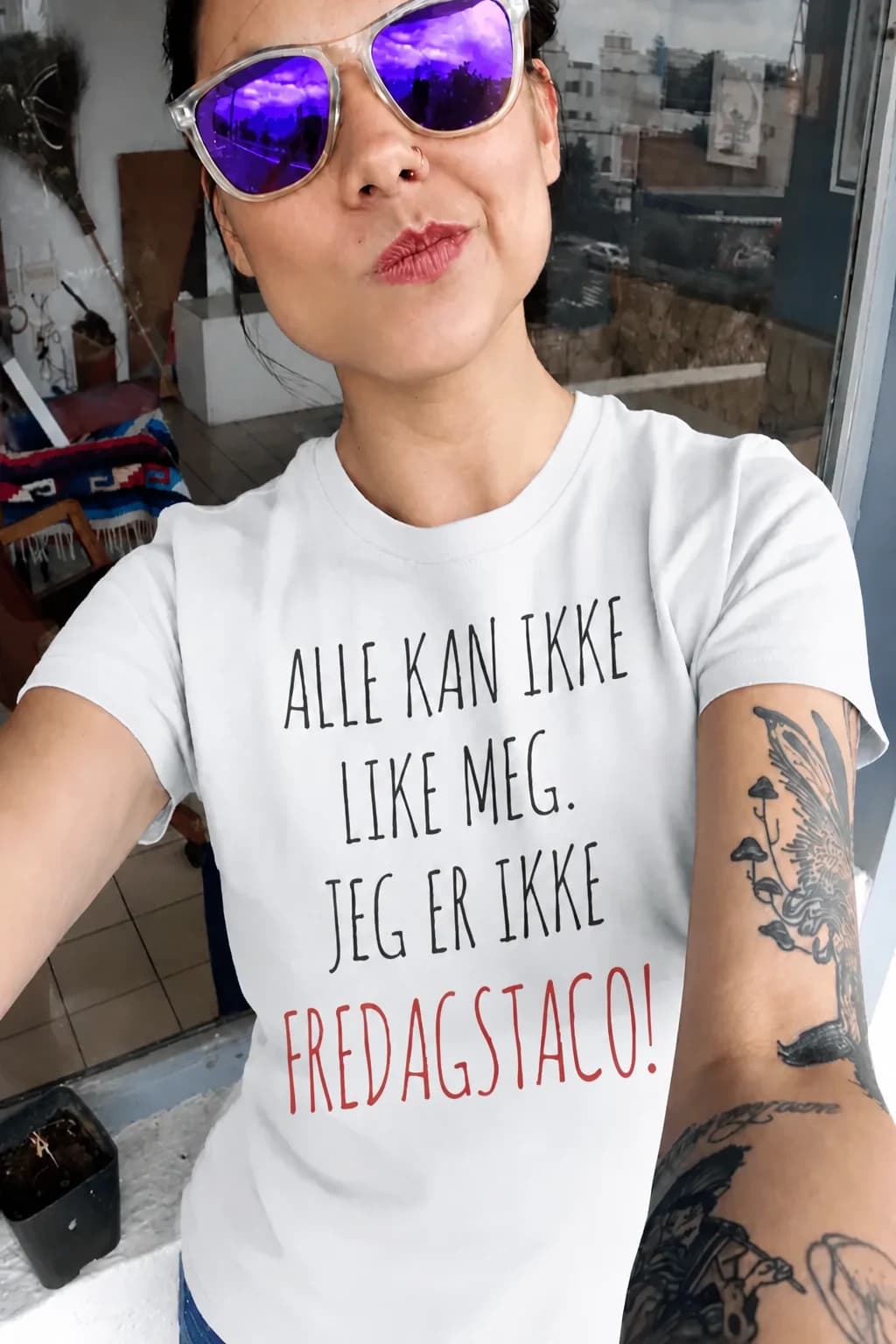 Kvinne i hvit morsom t-skjorte med teksten «Alle kan ikke like meg. Jeg er ikke fredagstaco!»
