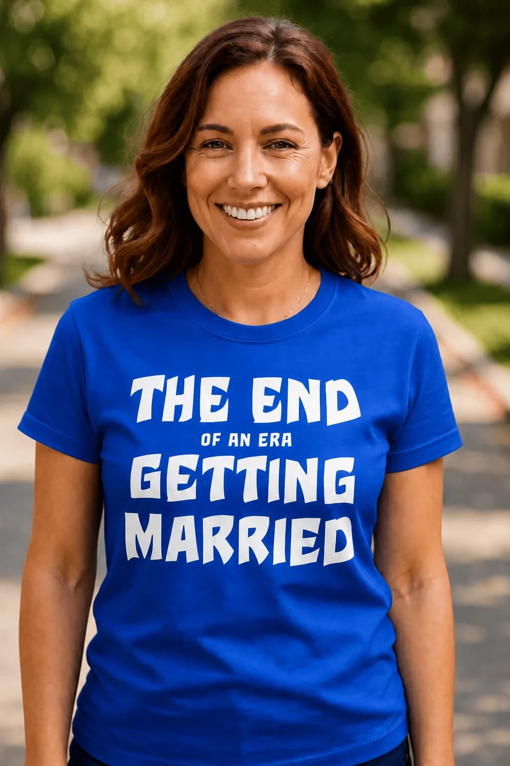 Kvinne i kongeblå utdrikningslag t-skjorte med hvit tekst «The end of an era – getting married»