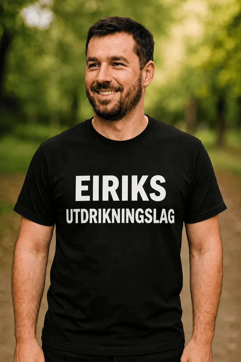 Mann i svart utdrikningslag-t-skjorte med et stort navn og ordet «utdrikningslag» under i hvit skrift