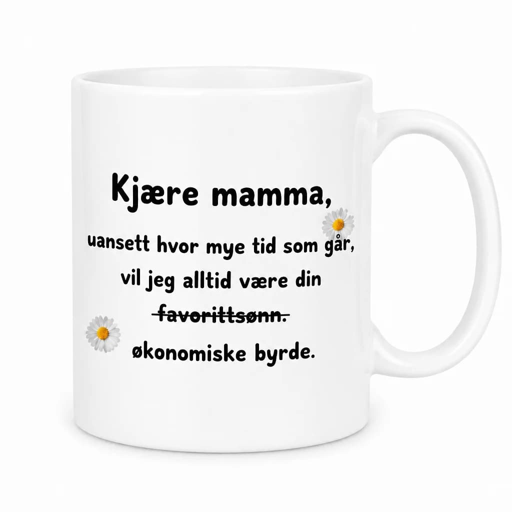 Hvitt morsomt krus til mamma med tekst om favorittsønn og økonomisk byrde, pyntet med prestekrager