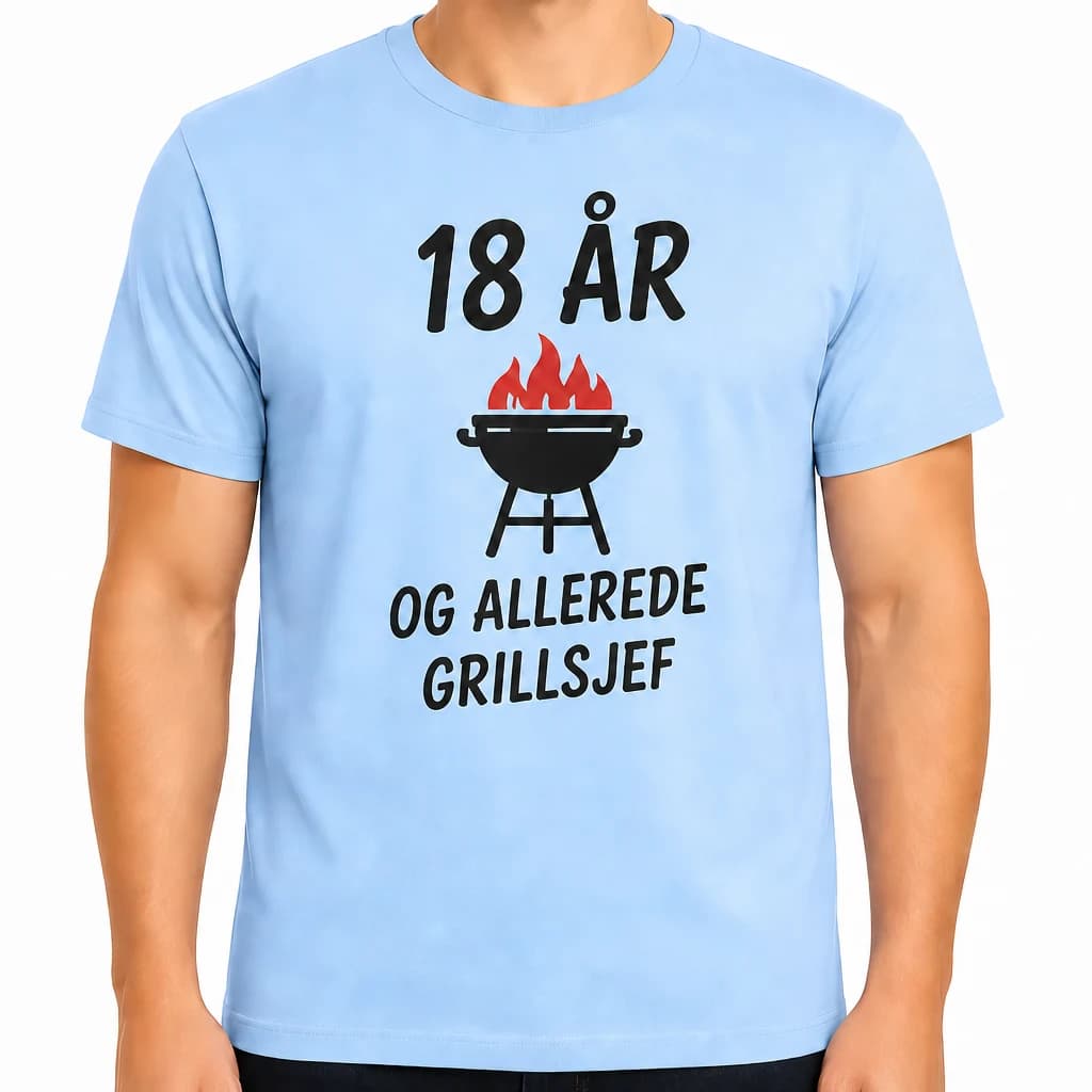 Mann i lyseblå t-skjorte til 18-årsdag med svart kulegrill, røde flammer og tekst om 18 år og grill