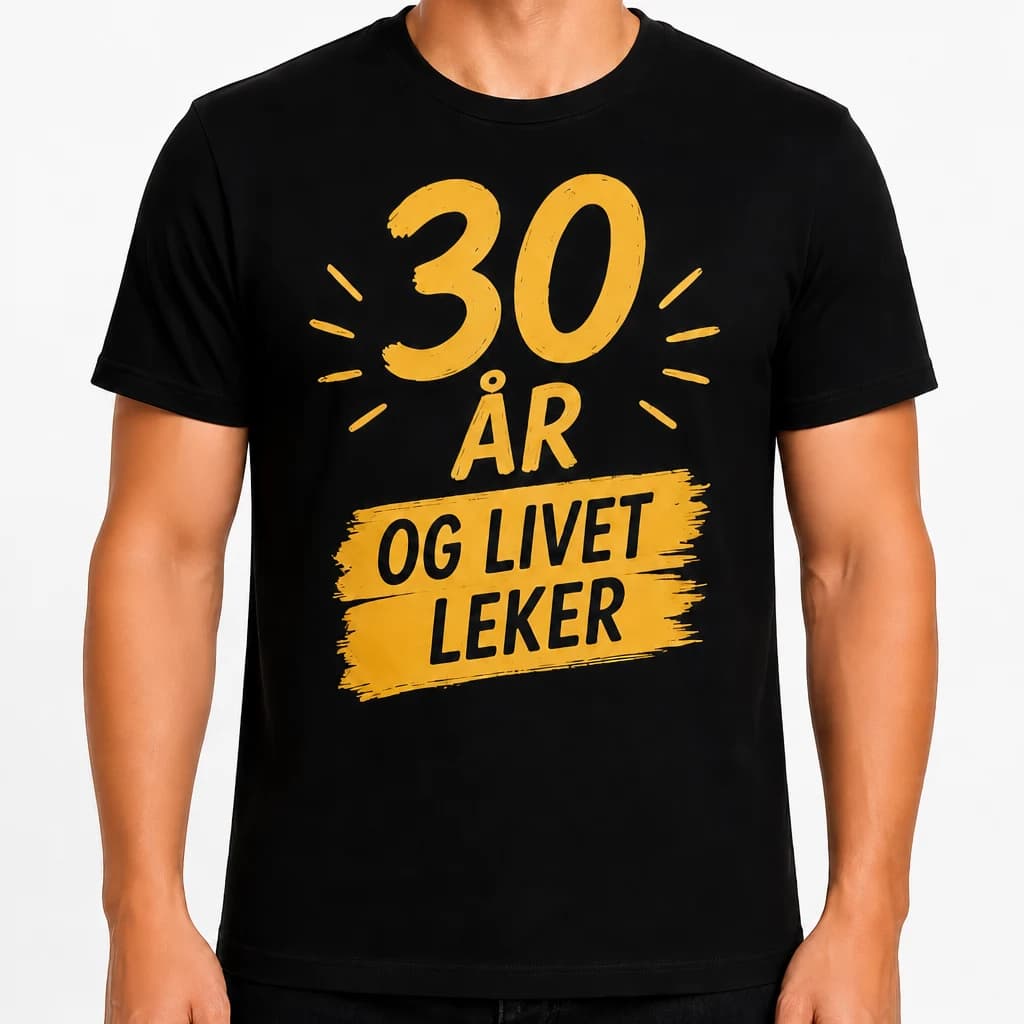 Mann i svart t-skjorte til 30-årsdag med stort gult 30 og teksten «og livet leker» på gul penselstrek