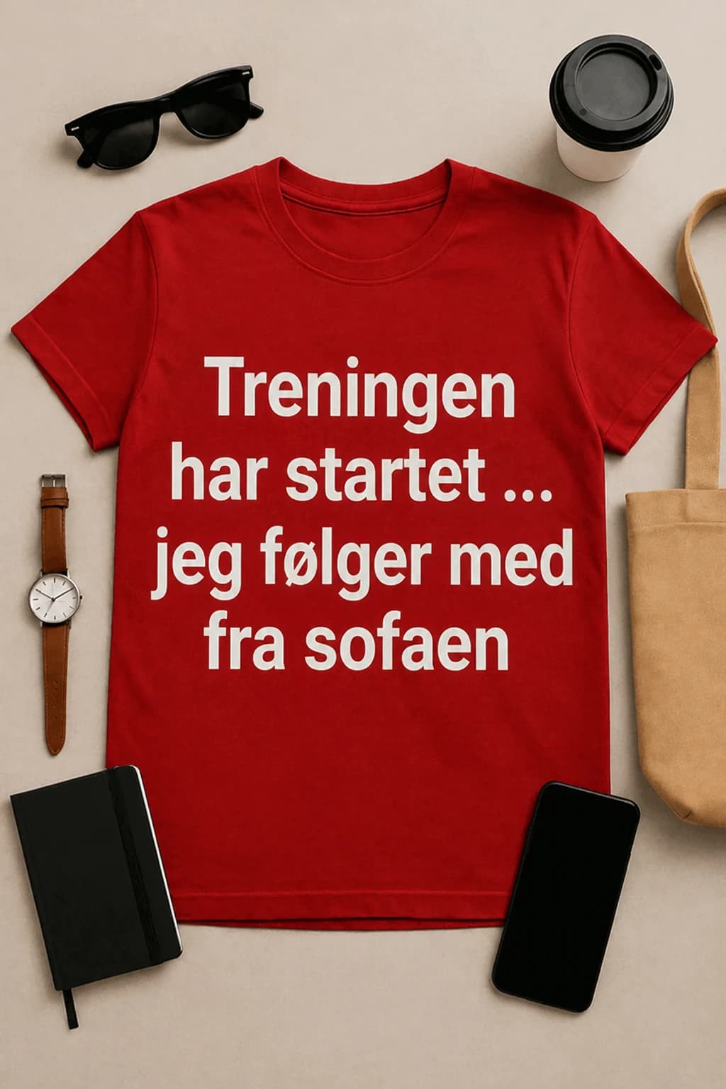 Rød morsom trenings-t-skjorte med hvit tekst «Treningen har startet … jeg følger med fra sofaen»