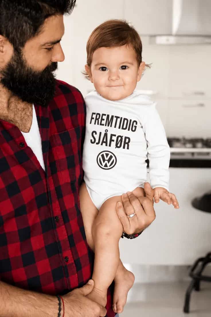 Baby-body fremtidig sjüfør med ønsket bilmerke