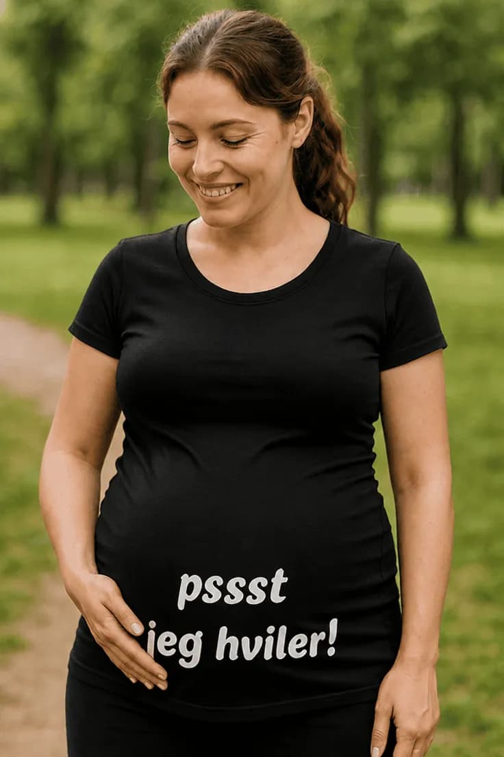 Gravid t-skjorte Pssst jeg hviler - pssst jeg hviler!