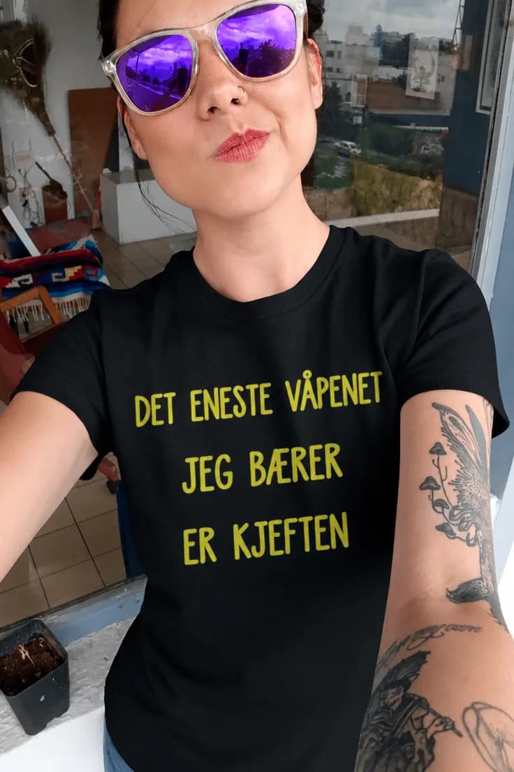 Morsom t-skjorte Bare kjeften som våpen
