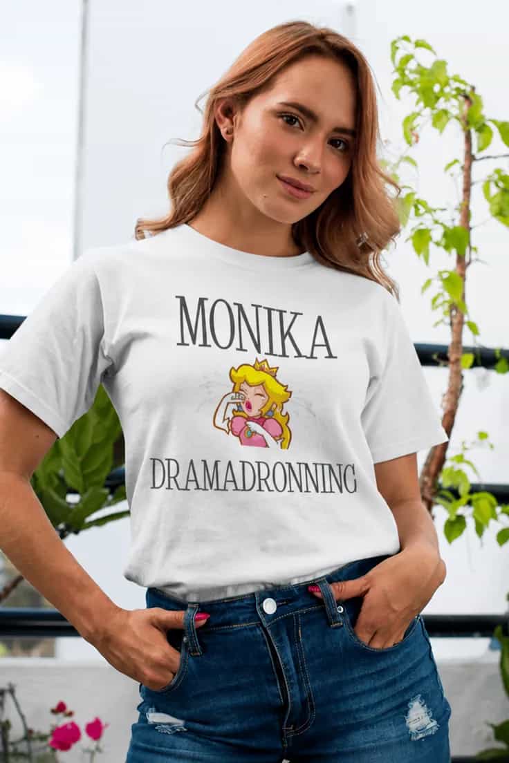 Morsom t-skjorte dramadronning med navn MONIKA