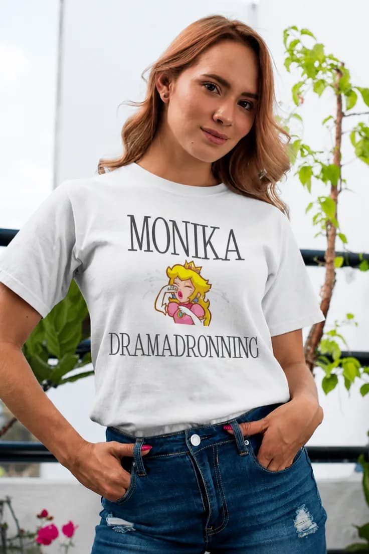 Morsom t-skjorte dramadronning med navn MONIKA