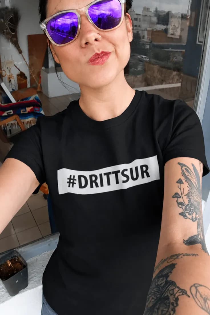 Morsom t-skjorte Drittsur hashtag #DRITTSUR