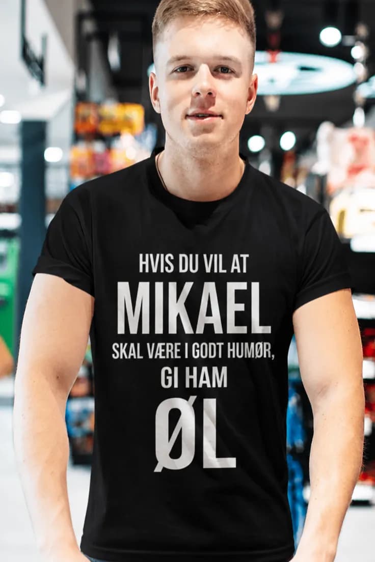 Morsom t-skjorte Gi ham øl med navn | Mikael
