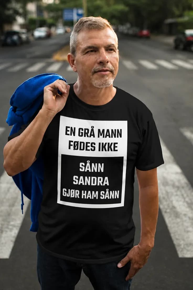 Morsom t-skjorte grå mann med navn – EN GRÅ MANN