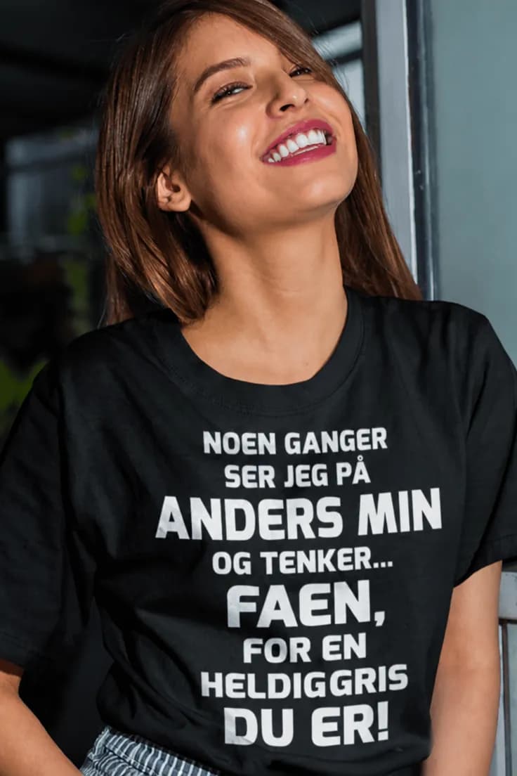 Morsom t-skjorte heldiggris med navn – NOEN GANGER