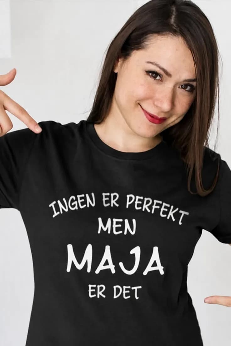 Morsom t-skjorte Ingen er perfekt med navn