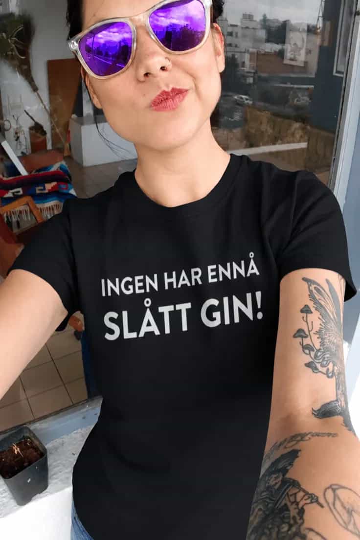 T-skjorte Ingen har slått gin med ønsket tekst