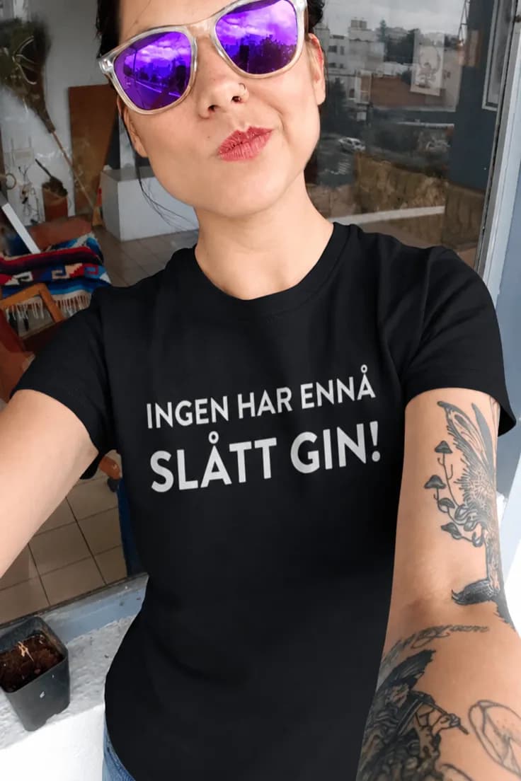 T-skjorte Ingen har slått gin med ønsket tekst