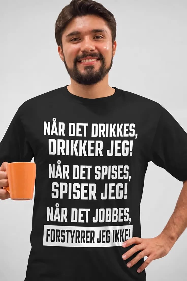 Morsom t-skjorte Jeg forstyrrer ikke – NÅR DET DRIKKE