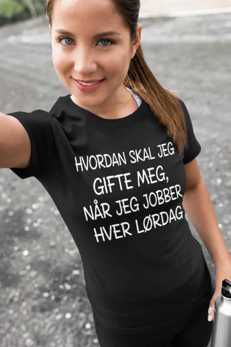 Morsom t-skjorte Jobber hver lørdag – HVORDAN SKAL