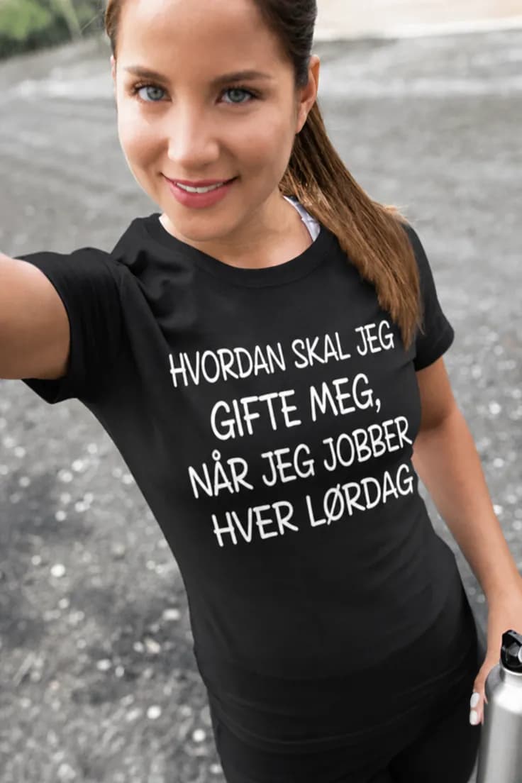 Morsom t-skjorte Jobber hver lørdag – HVORDAN SKAL