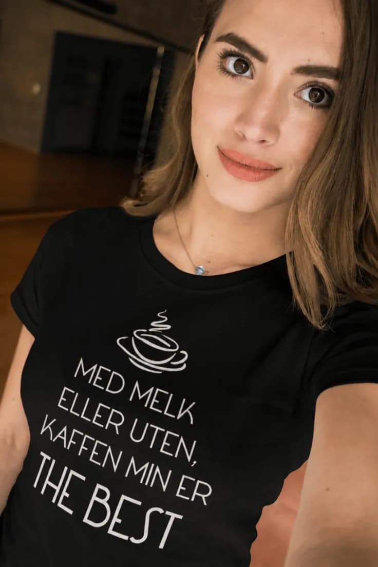Morsom t-skjorte Kaffen min er best – MED MELK