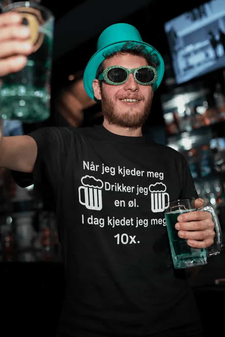Morsom t-skjorte Kjedet meg med øl