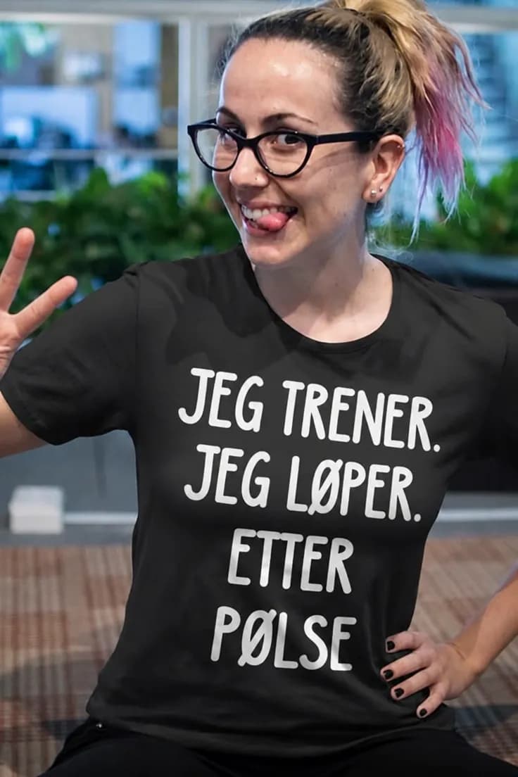 Morsom t-skjorte Løper etter pølse | JEG TRENER.