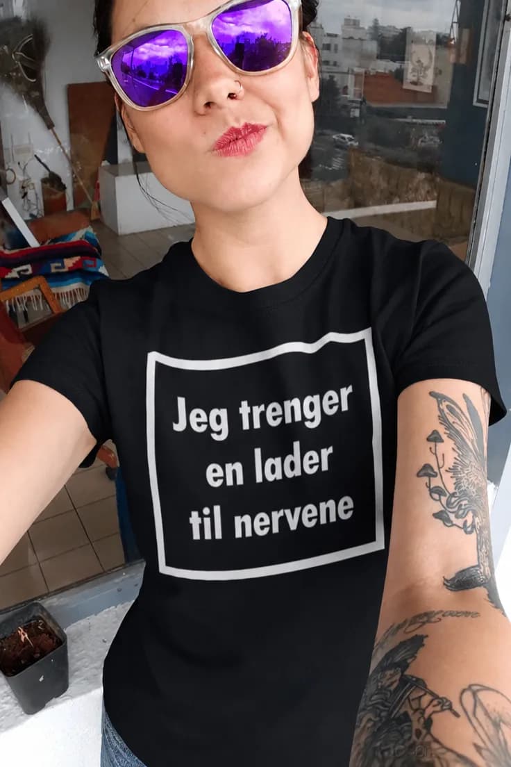 Morsom t-skjorte Lader for nervene – Jeg trenger