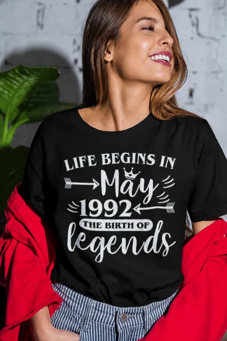 T-skjorte Life begins in legends – ønsket alder og måned