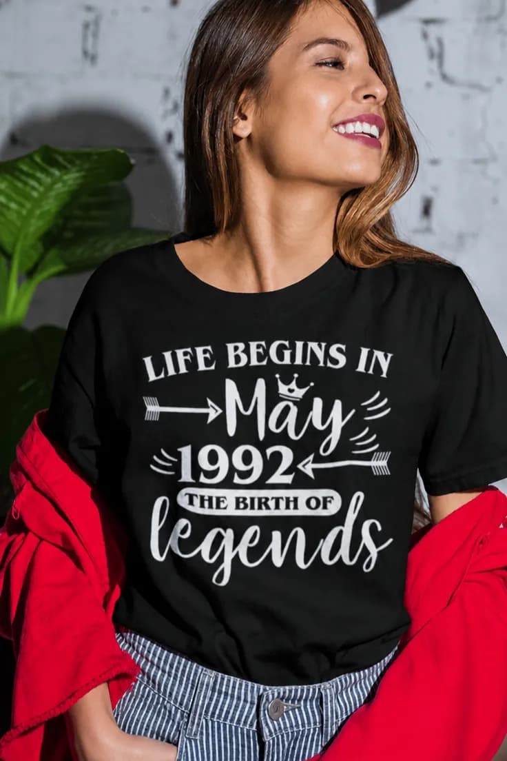 T-skjorte Life begins in legends – ønsket alder og måned