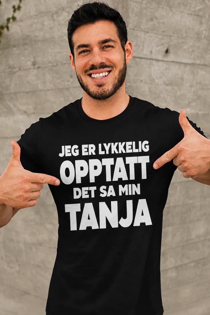 Morsom t-skjorte Lykkelig opptatt med navn