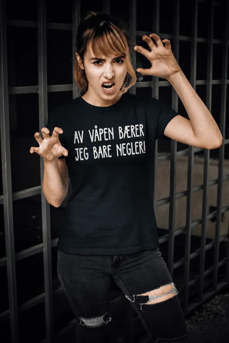 Morsom t-skjorte Negler som våpen | AV VÅPEN BÆRER