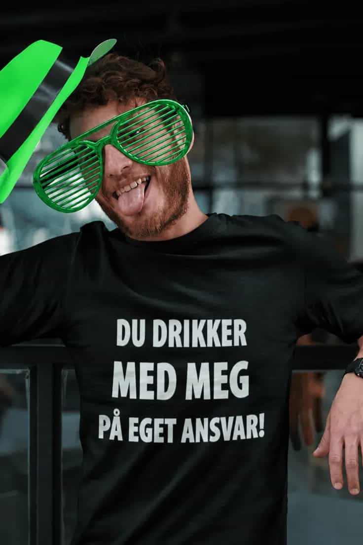 Morsom t-skjorte På eget ansvar – DU DRIKKER MED
